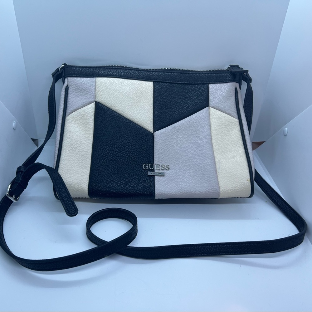 Guess pebbled leather shoulder bag.